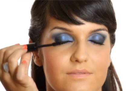 Maquillaje azul klein.