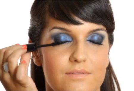 Maquillaje azul klein.